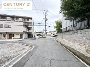 現地写真。
お気軽にお問い合わせくださいませ。 前面道路含む現地写真