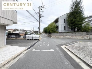 「余裕ある前道がもたらす、暮らしの格と快適性。静穏な時間がここにあります。」 前面道路含む現地写真