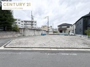 周辺に生活利便施設も揃う、利便性と落ち着きを兼ね備えた土地。理想の住まいづくりに最適です。
現地土地写真