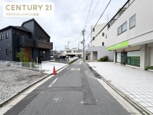 前面道路はゆとりある幅員で、車のすれ違いもスムーズ。交通量も少なく、落ち着いた住環境が広がります。毎日の通勤や送迎も安心して行える立地です。 前面道路含む現地写真