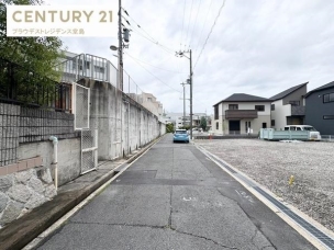 角地で穏やかな住環境◎
ゆったりとした時間を過ごせる住まいです 前面道路含む現地写真